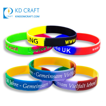 Bracelet personnalisé en gros de bracelet en caoutchouc de silicone bon marché de couleur mélangée de logo fait sur commande pour la publicité